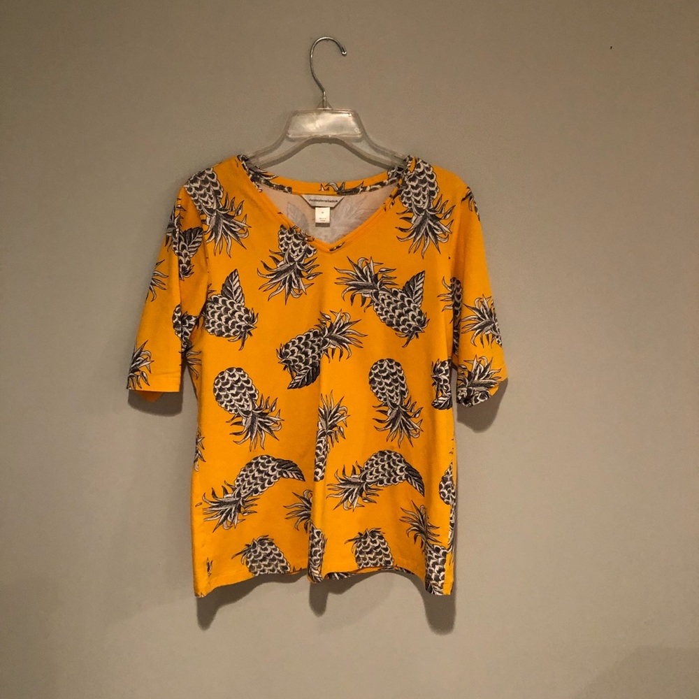 Christopher and banks pineapple top, size medium in excellent condition